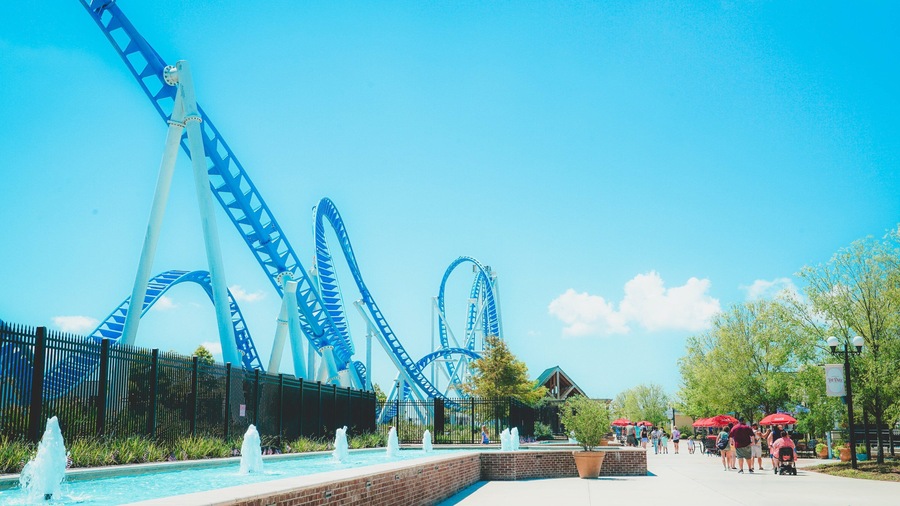 The Park at OWA featuring a fountain and rides