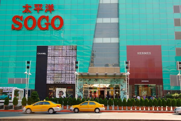 Taipei mettant en vedette ville, architecture moderne et signalisation