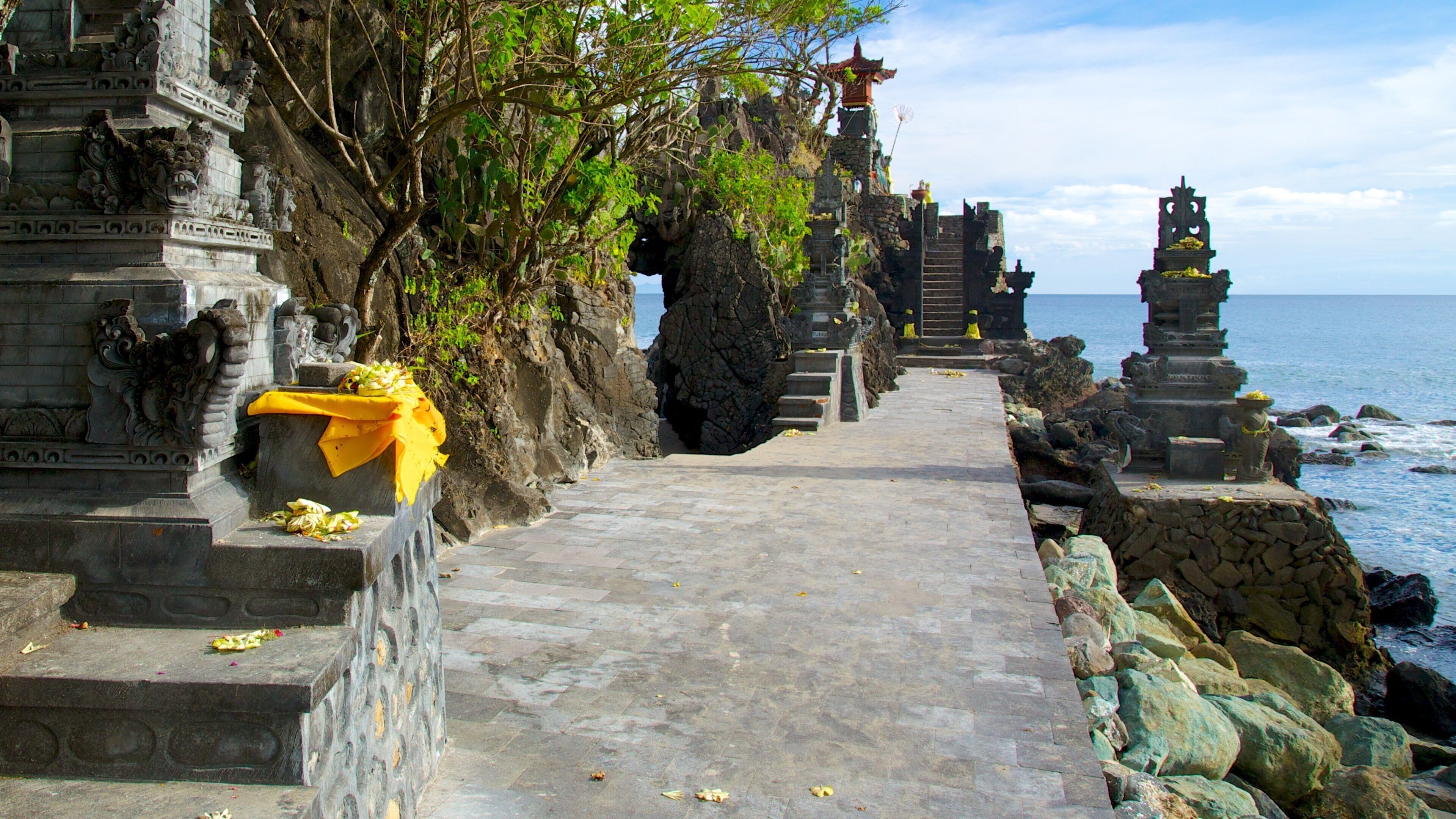 Lombok showing a temple or place of worship and religious aspects