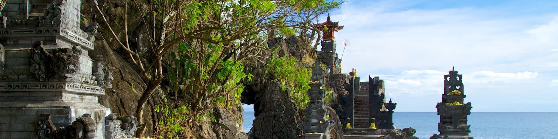 Lombok ofreciendo un templo o lugar de culto y aspectos religiosos