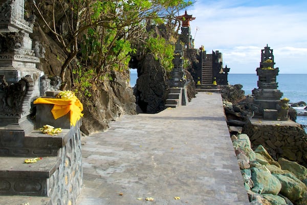 Lombok showing a temple or place of worship and religious elements