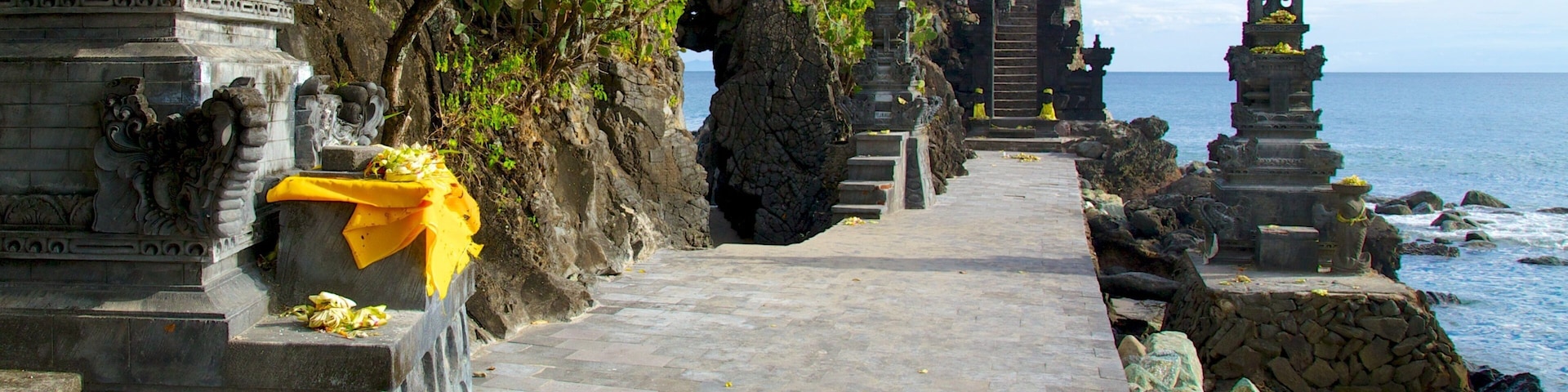 Lombok mostrando um templo ou local de adoração e elementos religiosos