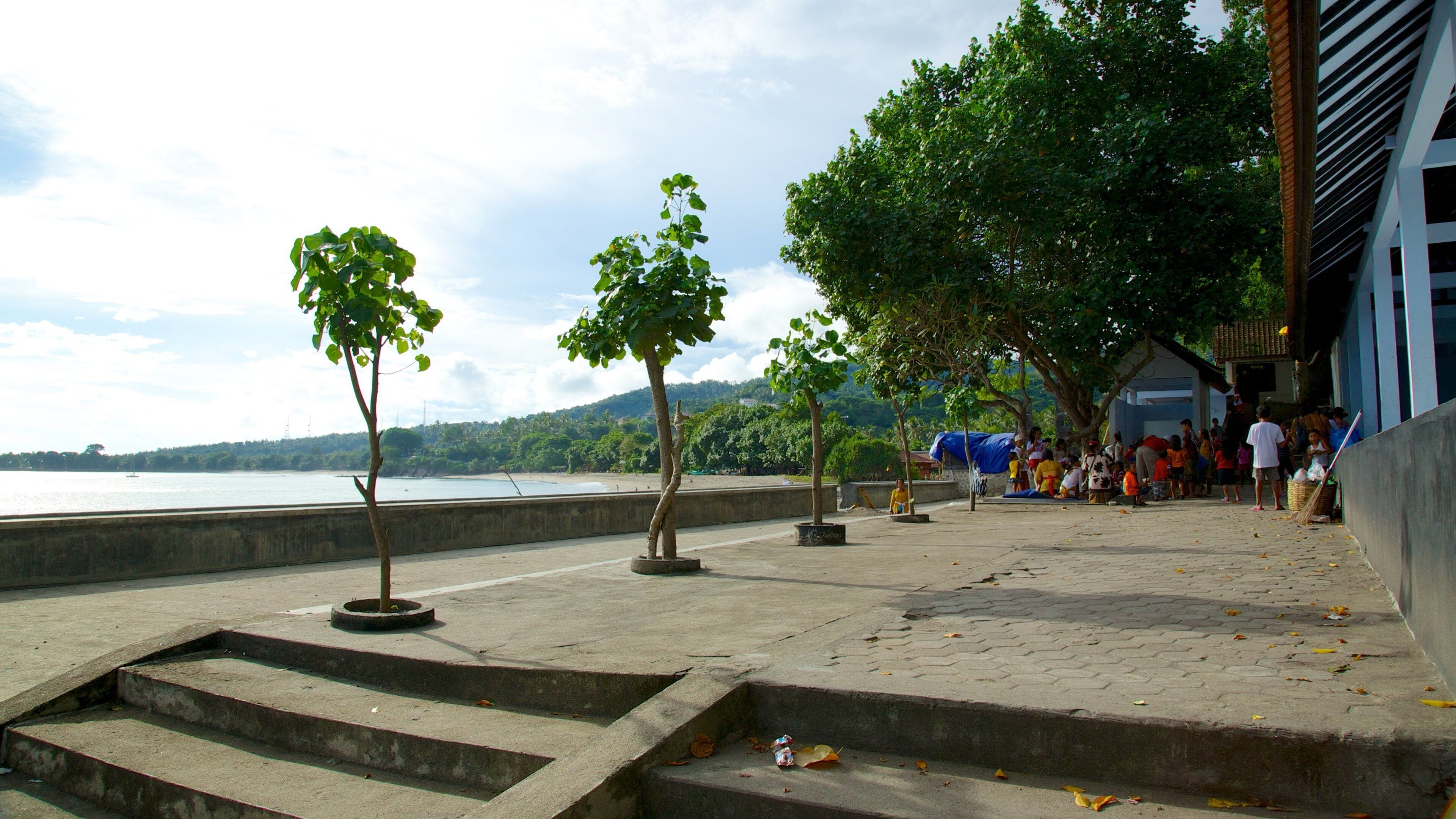 Lombok ofreciendo vistas de una costa y un templo o lugar de culto