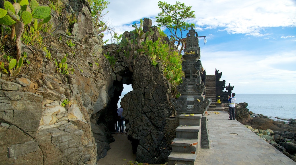 Lombok que incluye un templo o lugar de culto