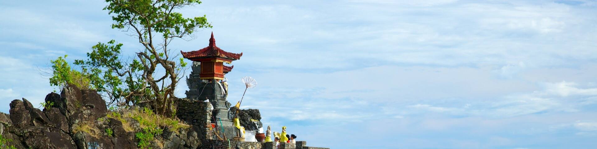 Lombok featuring religious aspects, rocky coastline and a temple or place of worship