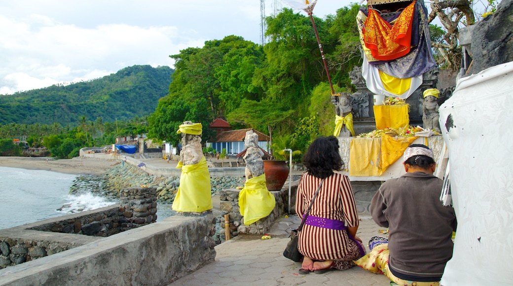Lombok ofreciendo vistas de una costa, un templo o lugar de culto y aspectos religiosos