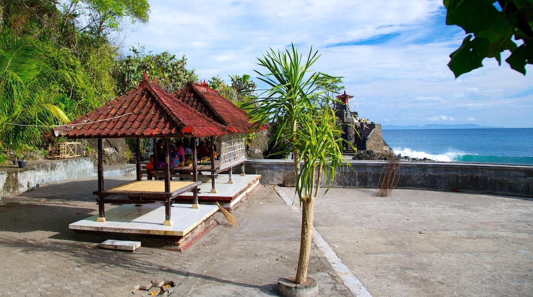 Lombok che include tempio o luogo di culto e vista della costa