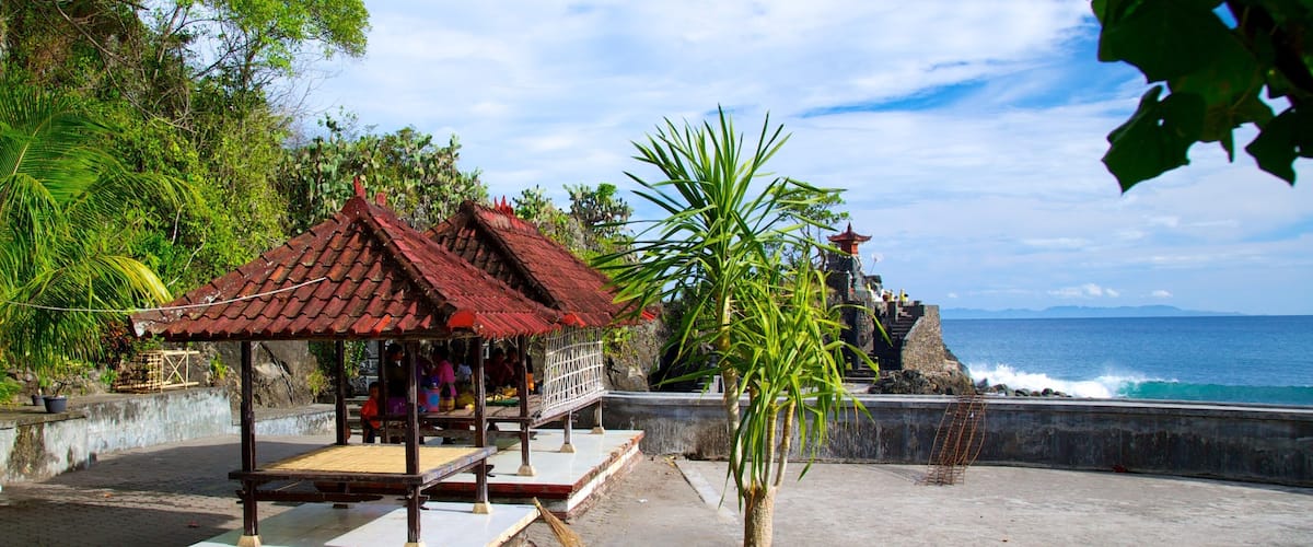 Lombok showing general coastal views and a temple or place of worship