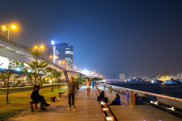 Kwun Tong Promenade featuring night scenes