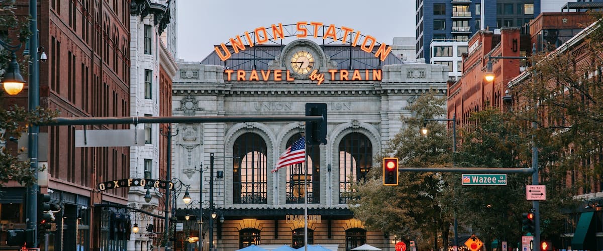 Union Station showing heritage architecture, signage and a city
