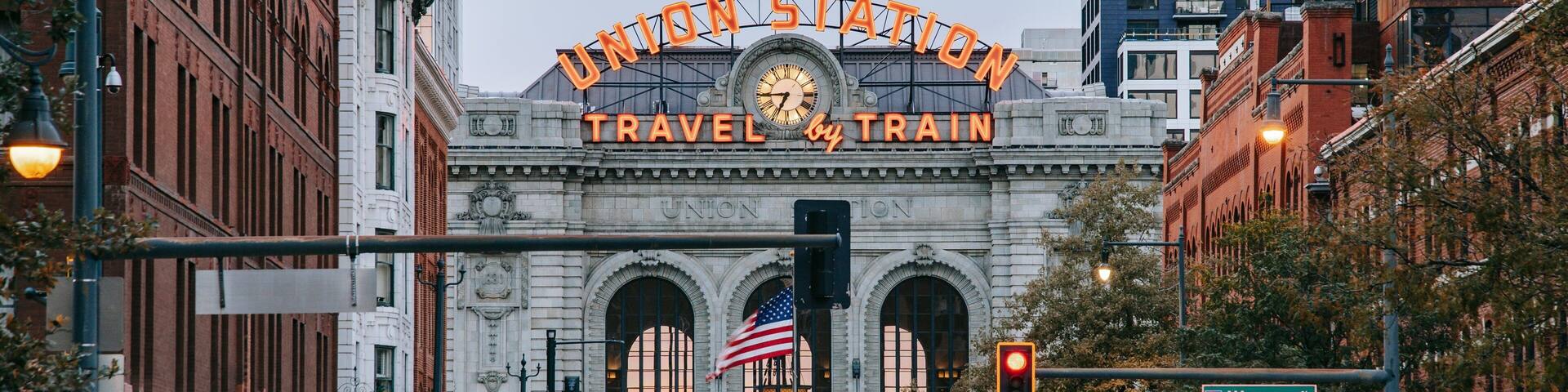 Union Station showing heritage architecture, signage and a city