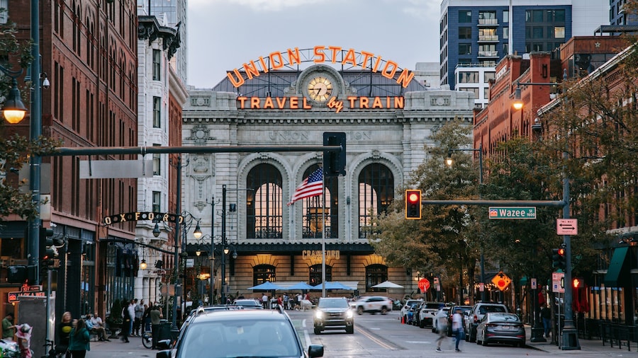 Union Station showing heritage architecture, signage and a city