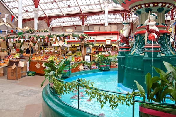 Marché couvert St. Helier Central Market mettant en vedette fontaine et marchés