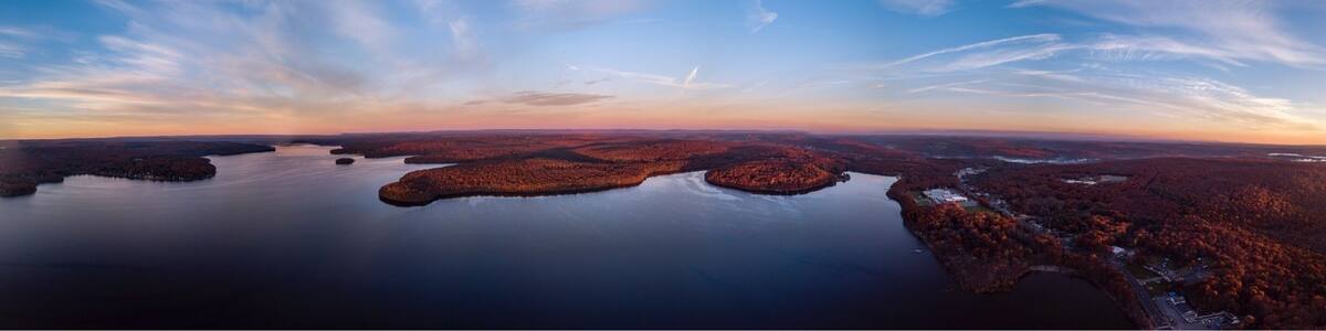 Sunrise drone shot of Lake Wallenpaupack. The perks of waking up early.
#roadtrip #pennsylvania
#poconomountains #parks #sunrise
#nature