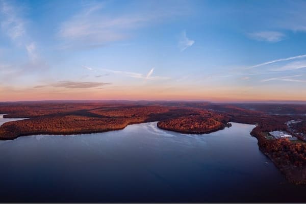 Sunrise drone shot of Lake Wallenpaupack. The perks of waking up early.
#roadtrip #pennsylvania
#poconomountains #parks #sunrise
#nature