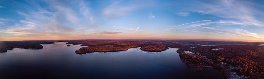 Sunrise drone shot of Lake Wallenpaupack. The perks of waking up early.
#roadtrip #pennsylvania
#poconomountains #parks #sunrise
#nature