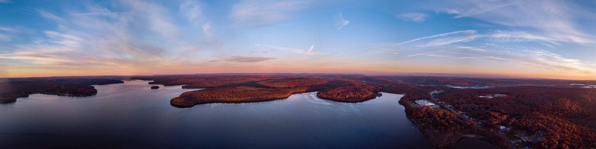 Sunrise drone shot of Lake Wallenpaupack. The perks of waking up early.
#roadtrip #pennsylvania
#poconomountains #parks #sunrise
#nature