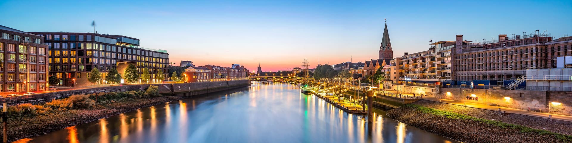 Bremen skyline Panorama bei Nacht mit Blick über die Weser