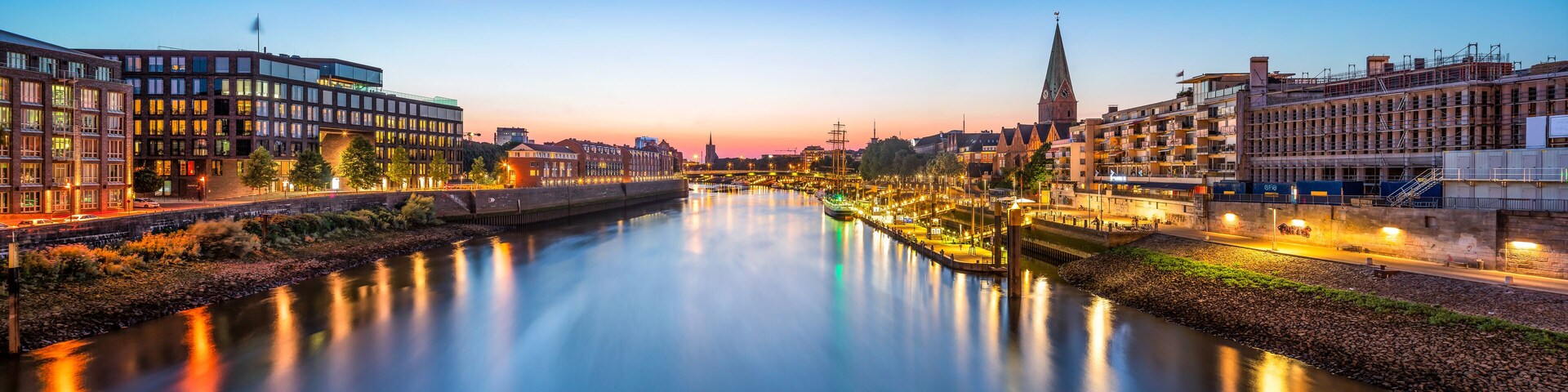 Bremen skyline Panorama bei Nacht mit Blick über die Weser