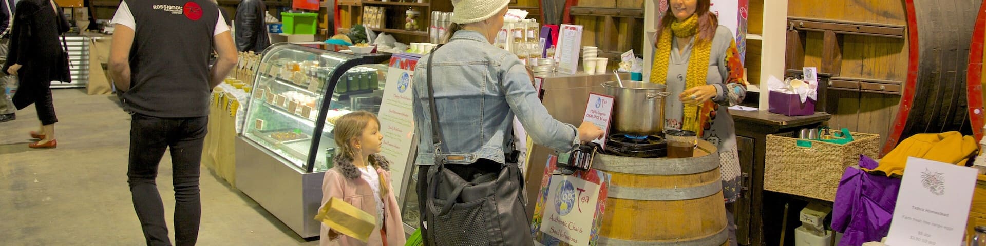 Barossa Valley which includes street scenes, food and markets