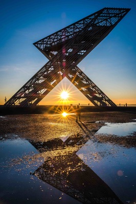 Saarpolygon, a 9 story high steel sculpture by Pfeiffer Sachse Architekten, Berlin, 2016
Go there just before sunset in order to capture the best light !