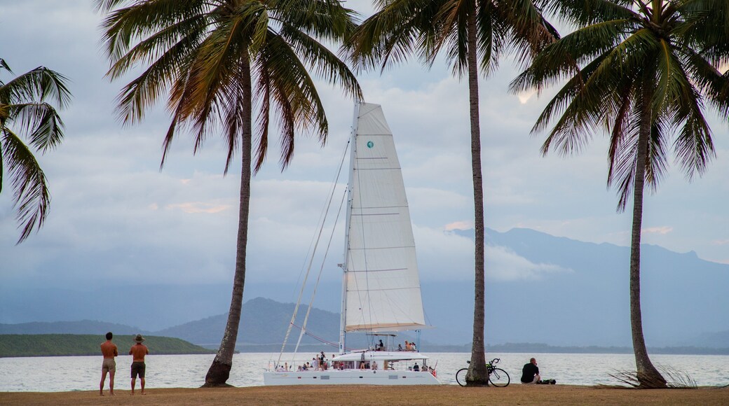 Rex Smeal Park showing sailing, tropical scenes and a sandy beach