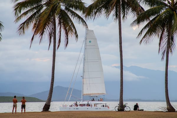 Rex Smeal Park showing sailing, tropical scenes and a sandy beach