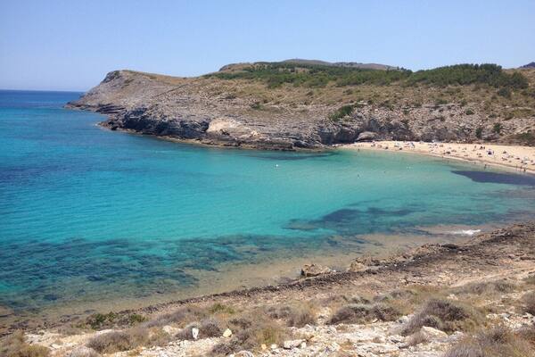 This beach is located west of the beach Cala Mesquida, you can reach the beach only by a gravel road