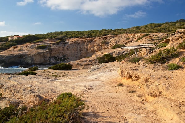 CalĂł des Mort showing rugged coastline and general coastal views