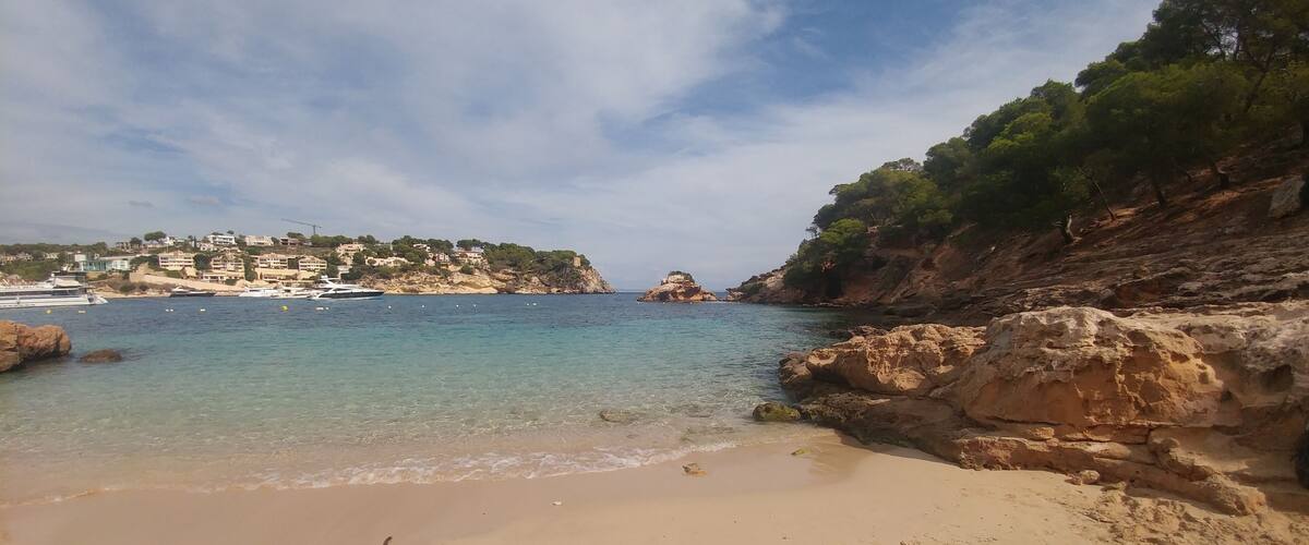 A beautiful beach on Majorca - don't forget your snorkelling gear!
If you want, you can even grab some lunch there, but its rather highly priced.