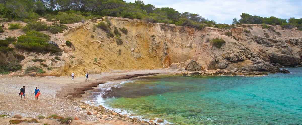 Cala Codolar showing general coastal views and rocky coastline