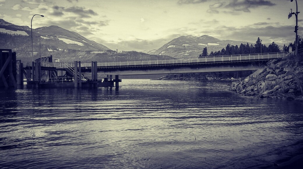 Crawford Bay Ferry Terminal has washrooms available but the water is not drinkable. There is a restaurant close by but isn't open in the winter months.