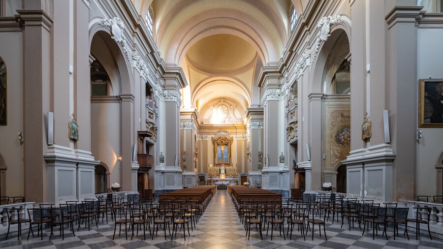 Domus del Chirurgo showing heritage elements, interior views and a church or cathedral