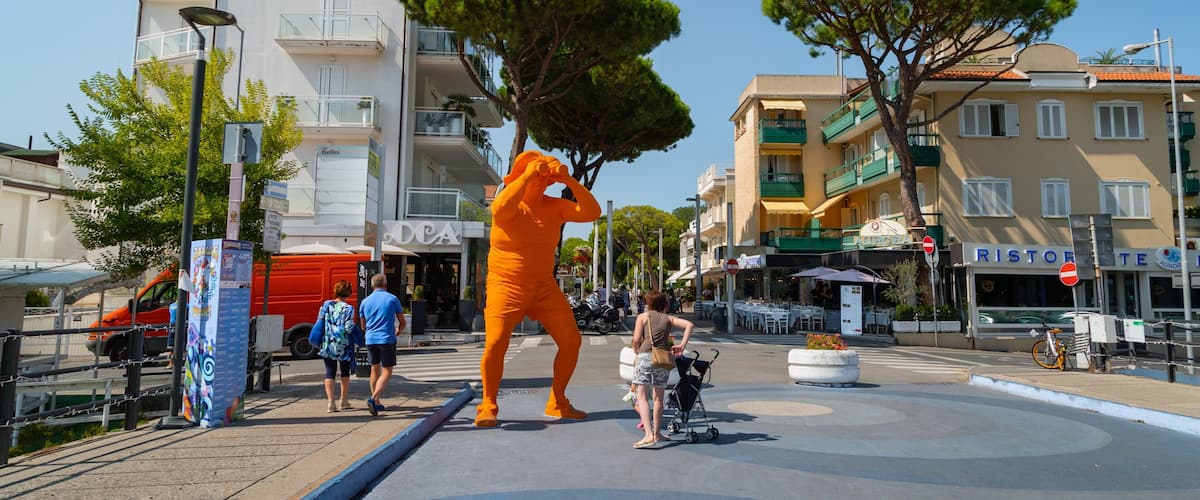 Viale Dante showing street scenes and outdoor art