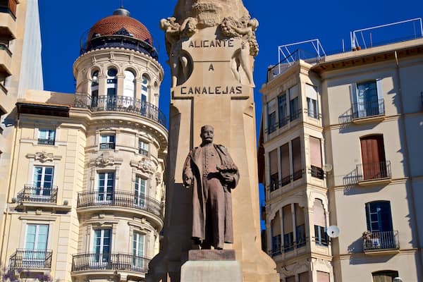 Parque de Canalejas showing a statue or sculpture