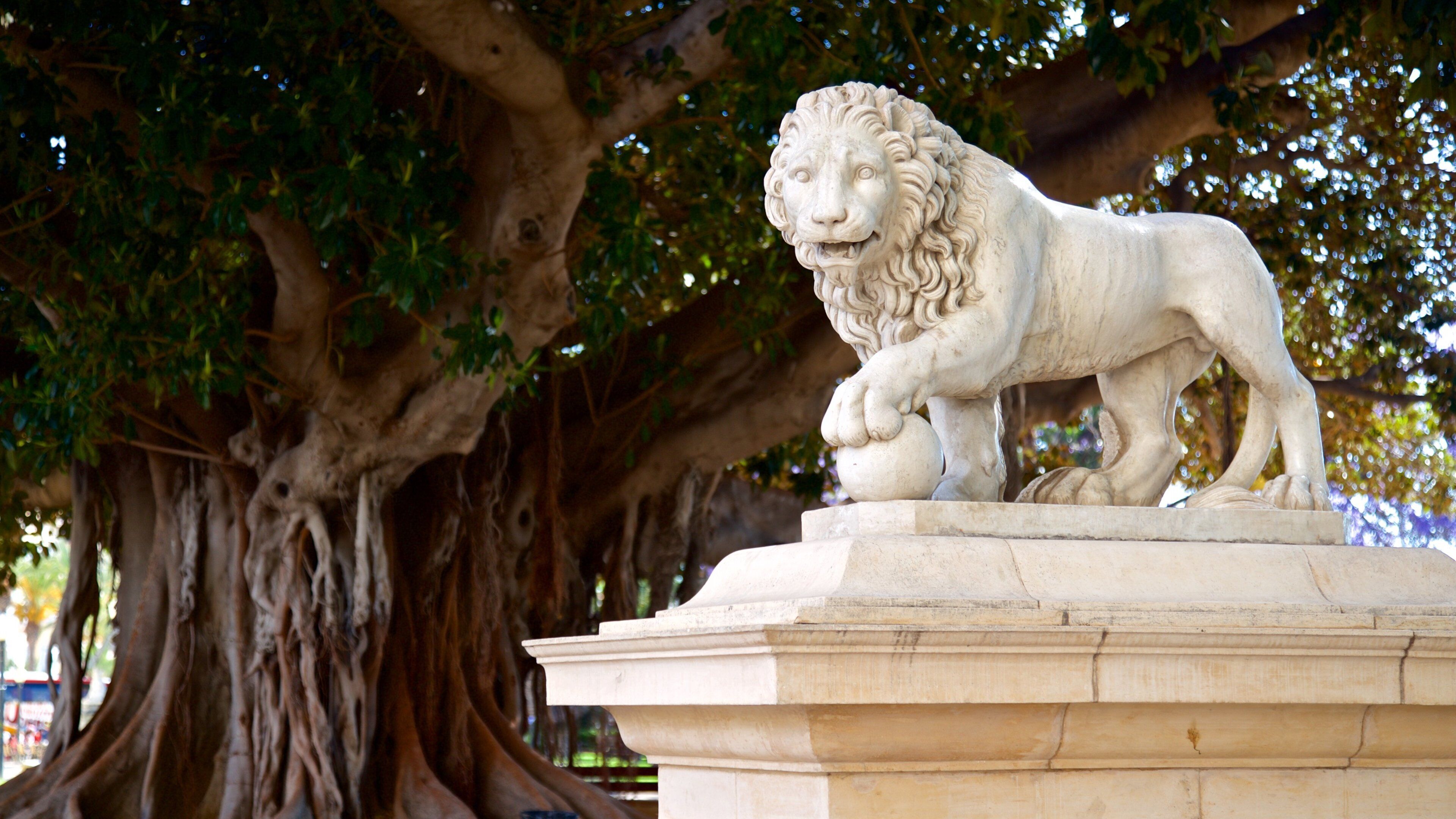 Parque de Canalejas featuring a garden and a statue or sculpture