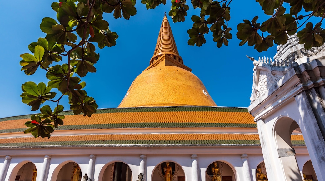 Wat Phra Pathom Chedi), Nakhon Pathom, Nakhon Pathom Province. The legendary shrine "Kong Khao Noi killed the mother", a traditional temple since old times.