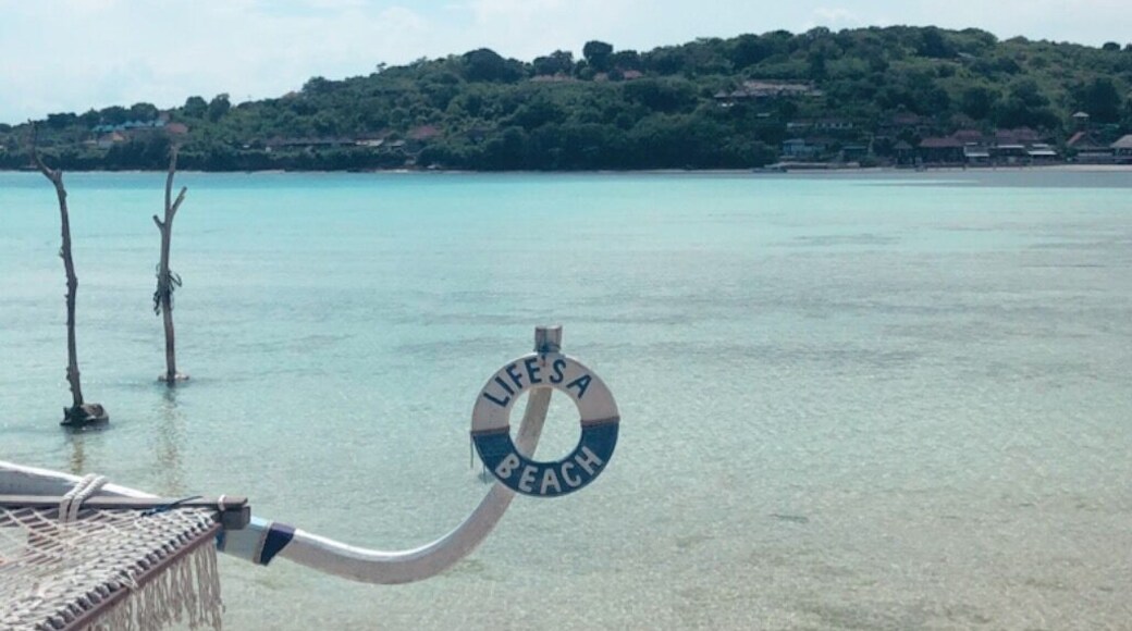 Cross the yellow bridge from
Nusa Lembognan to the beautiful island of Nusa Ceningan #lifeisabeach #lifeatexpedia