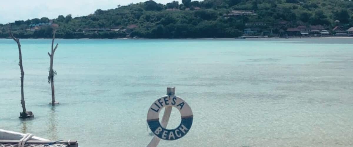 Cross the yellow bridge from
Nusa Lembognan to the beautiful island of Nusa Ceningan #lifeisabeach #lifeatexpedia