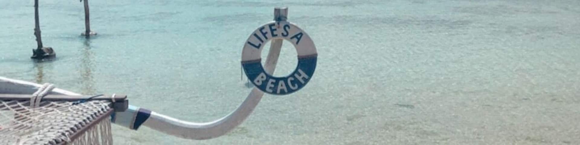 Cross the yellow bridge from
Nusa Lembognan to the beautiful island of Nusa Ceningan #lifeisabeach #lifeatexpedia