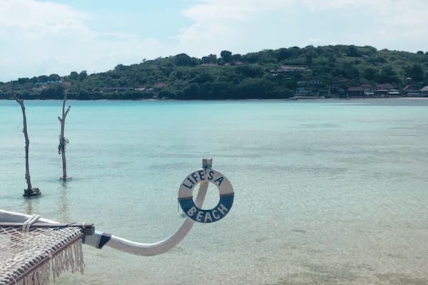 Cross the yellow bridge from
Nusa Lembognan to the beautiful island of Nusa Ceningan #lifeisabeach #lifeatexpedia