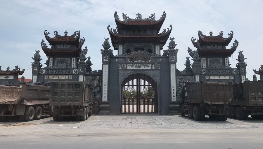 Took this photo between Halong Bay & Hanoi, Vietnam. Does anyone know what this is?
