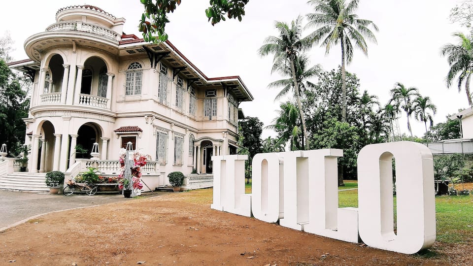 Yusay-Consing Mansion also known as Molo Mansion was built in the 1920s. After being neglected for several years, it was restored and turned into a heritage museum.