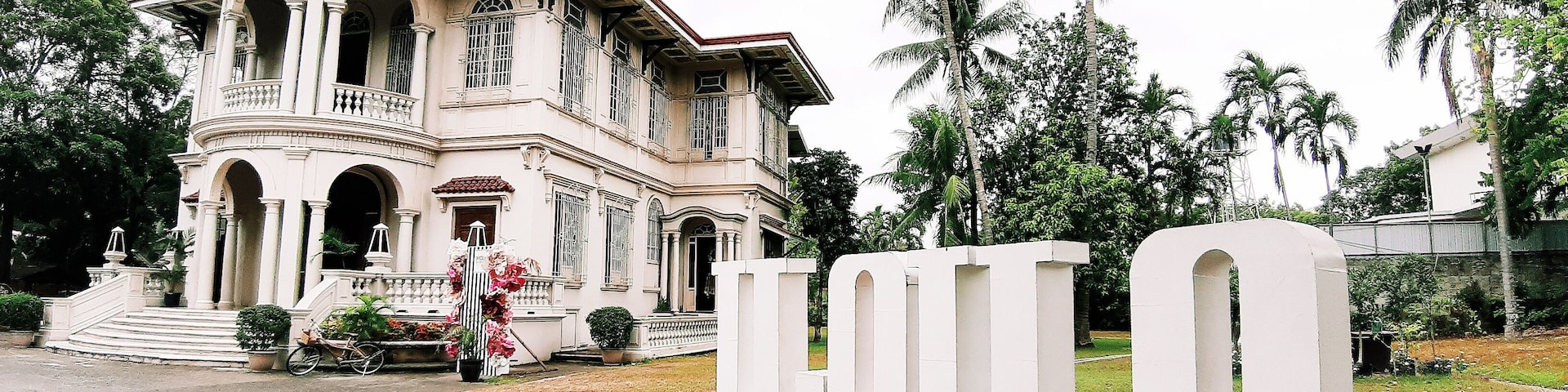 Yusay-Consing Mansion also known as Molo Mansion was built in the 1920s. After being neglected for several years, it was restored and turned into a heritage museum.
