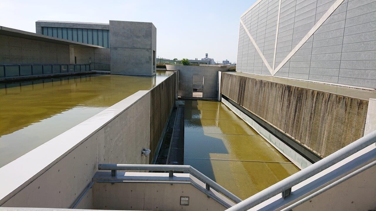 博物館壁面滝１