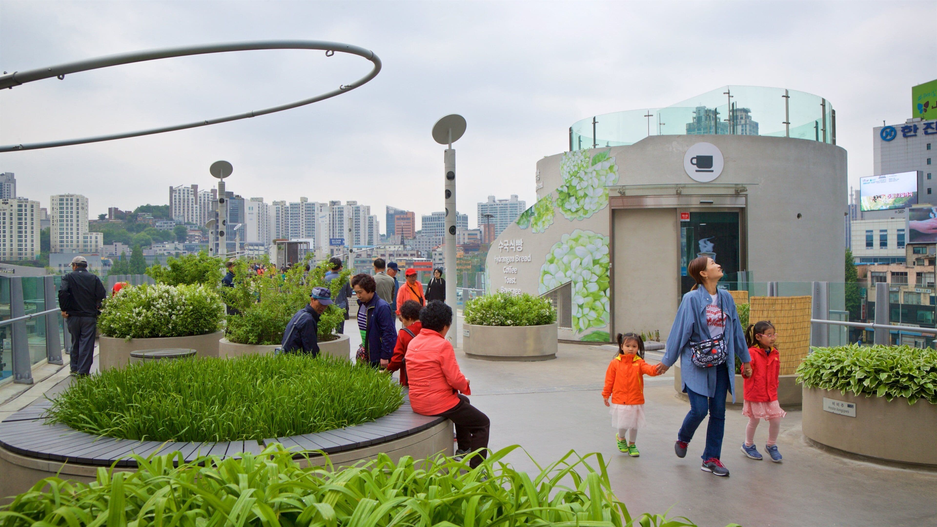 Seoullo 7017 which includes a garden as well as a family