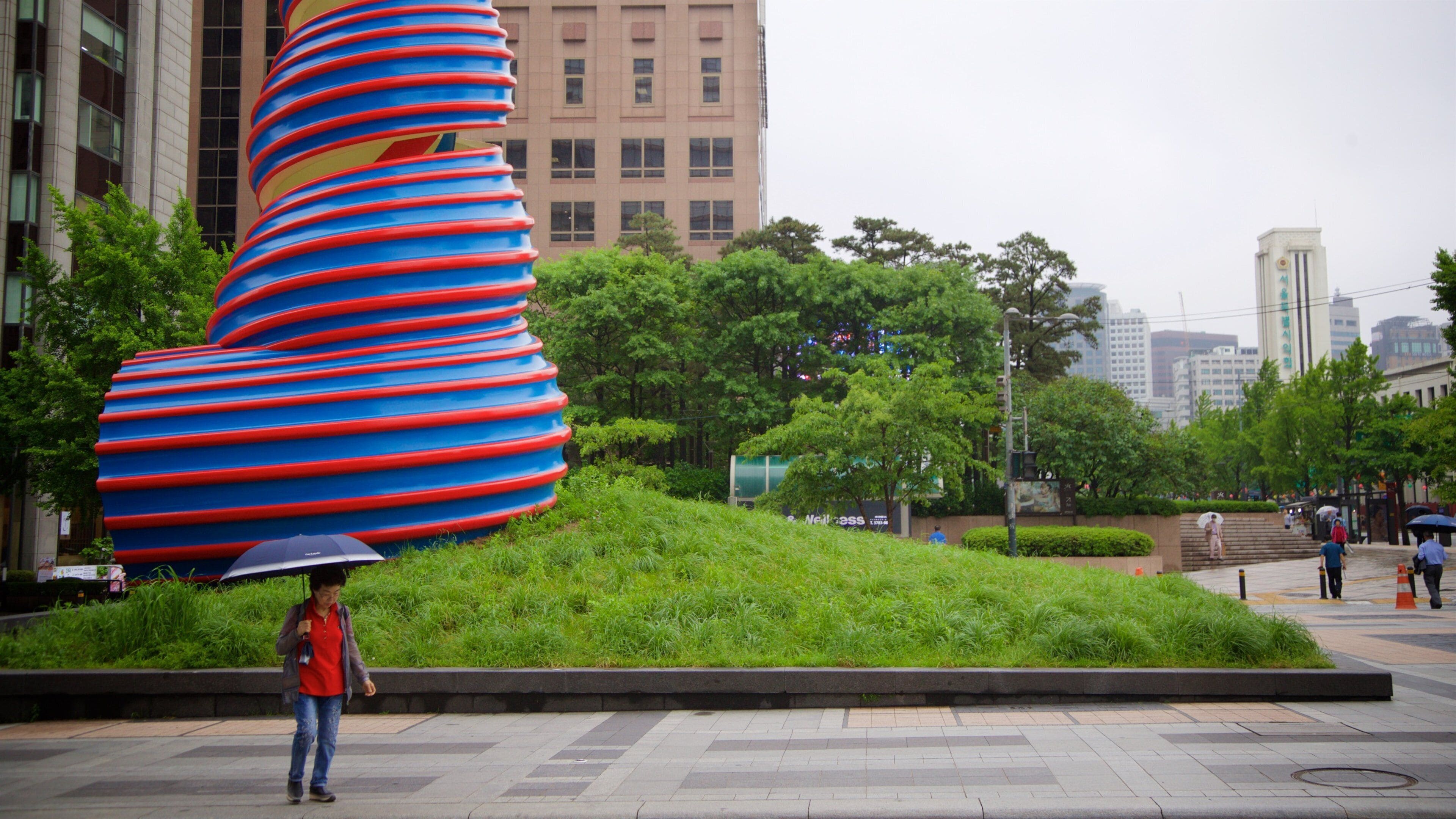 Cheonggye Plaza which includes a city, a park and outdoor art