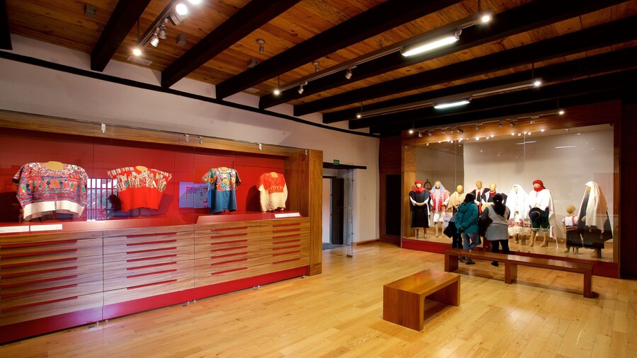 San Cristóbal de las Casas ofreciendo vistas interiores y también un pequeño grupo de personas