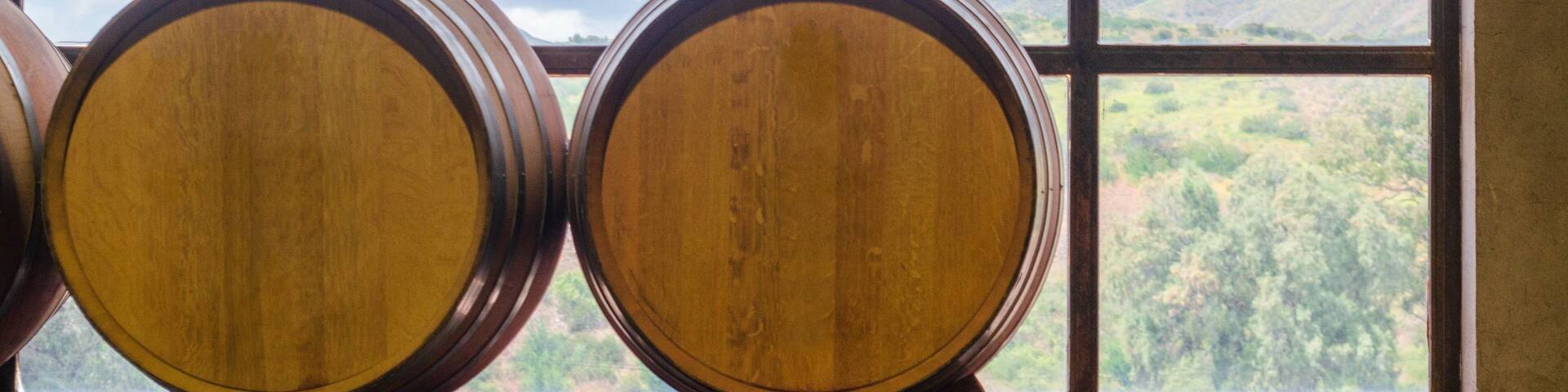 Barricas en bodegas de Santo Tomás en el Valle de Guadalupe, Ensenada, Baja California, México.
Barrels in Bodegas de Santo Tomas in Valle de Guadalupe, Ensenada, Baja California, Mexico