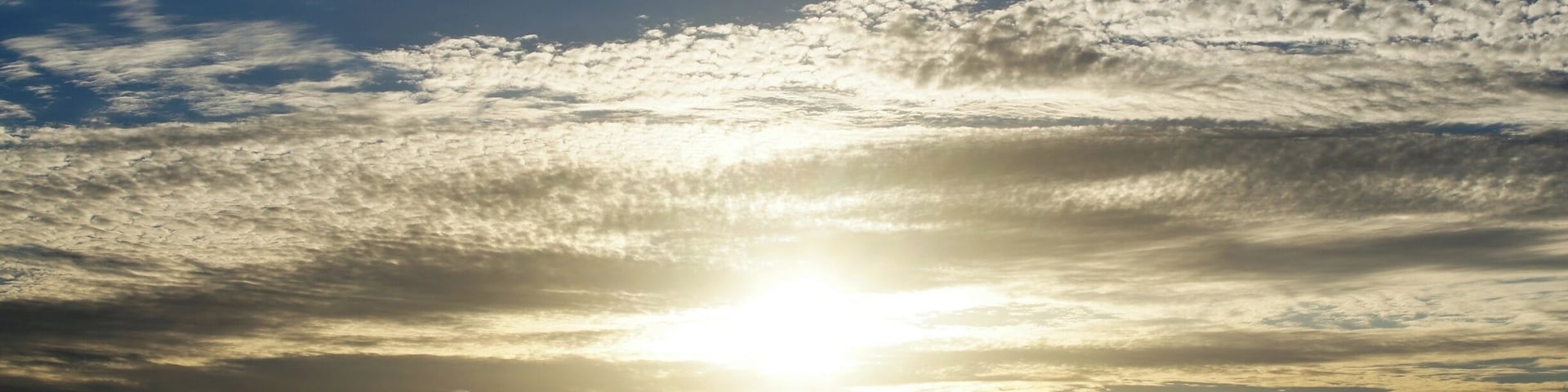 We all know by now Australia does sunsets very, very well. Here's another one from the coastline of Seaford, just south of Adelaide.
The ocean was so calm this evening and turned into an almost flat sheet of gold with the setting sun. The blue skies where just a stunning contrast.
#beachbound